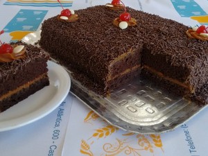 Bolo popularmente chamado de nega maluca virou bolo afrodescendente em Rio Grande (RS) (Foto: Pão da Praia/Divulgação)