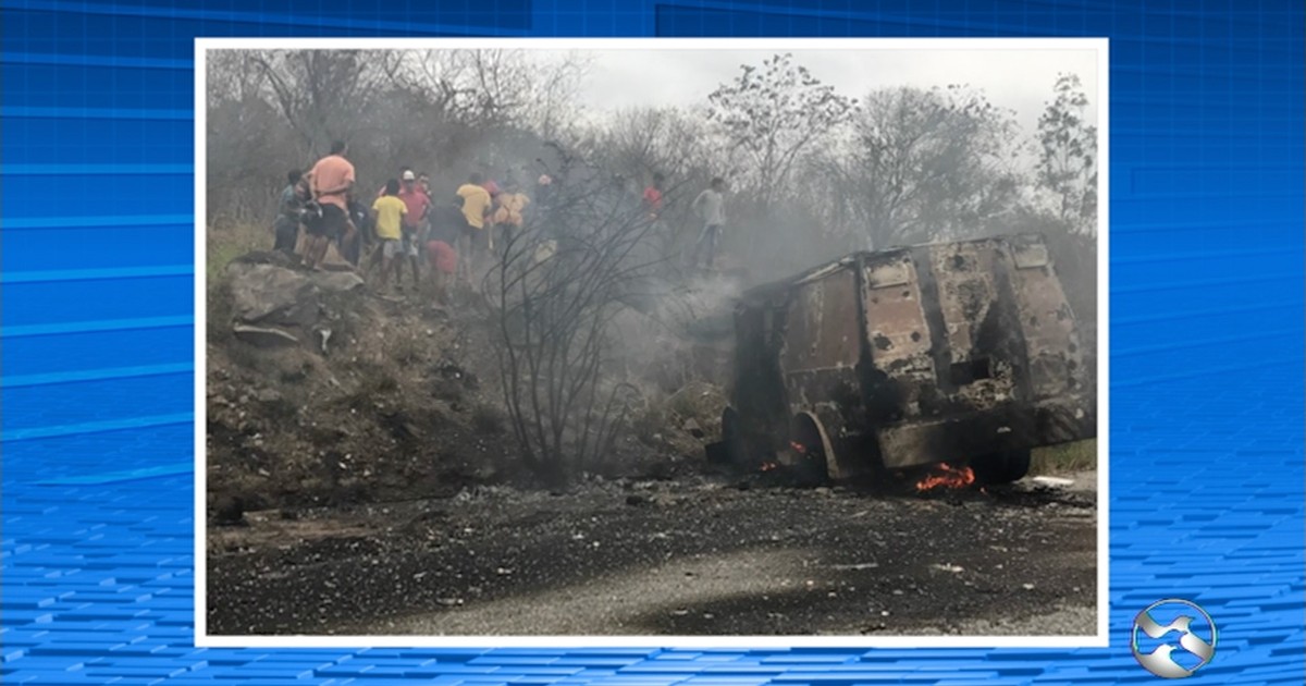 G1 Bandidos Explodem Carro Forte Na PE 120 Em Bonito No Agreste