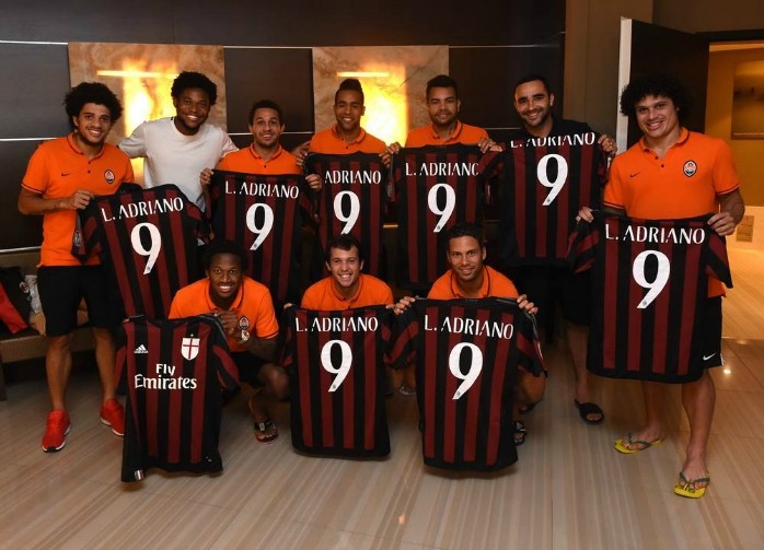 BLOG: Tem para todo mundo: Luiz Adriano visita Shakhtar e entrega camisas do Milan