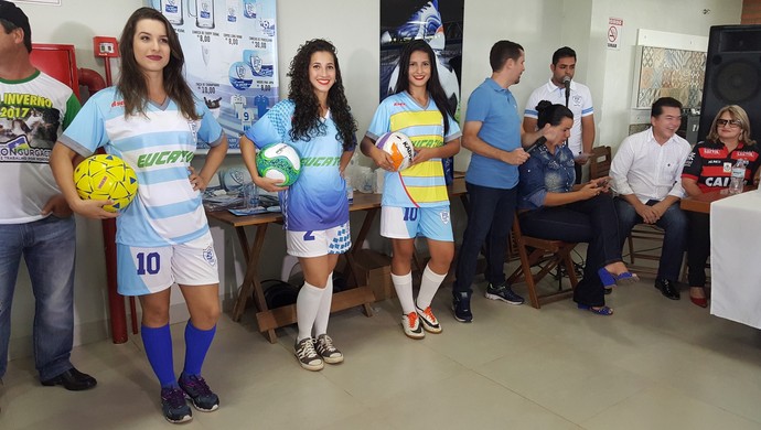 Clube apresentou os três uniformes oficiais que o time vai usar (Foto: Pâmela Fernandes/Globoesporte.com)