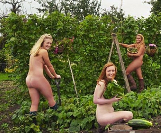 Jovens de um clube da Inglaterra posaram nuas para calendário sexy (Foto: Reprodução/Facebook/Bedfordshire Young Farmers Naked Calendar 2014)