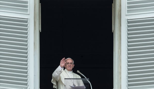 O Papa Francisco durante o Angelus, neste domingo (8), no Vaticano (Foto: Reuters)