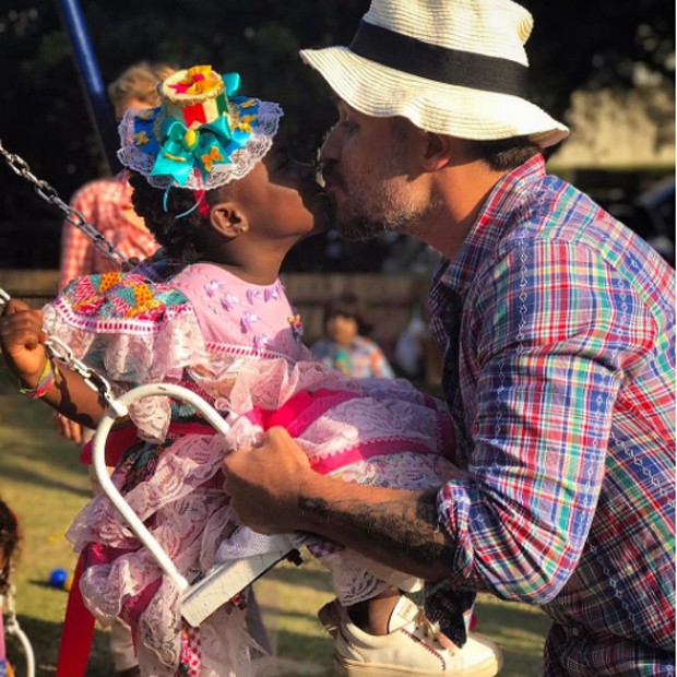 Bruno Gagliasso e Títi: selinho em festa junina (Foto: Reprodução/Instagram)