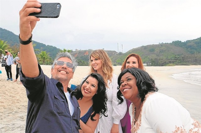 Marcelo Braga, Mariana Xavier, Carolinie Figueiredo, Lyv Ziese e Cacau Protásio (Foto: Rox Shimura)