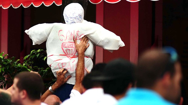 boneco Ganso torcida Santos clássico contra o São Paulo (Foto: Marcos Ribolli / Globoesporte.com)