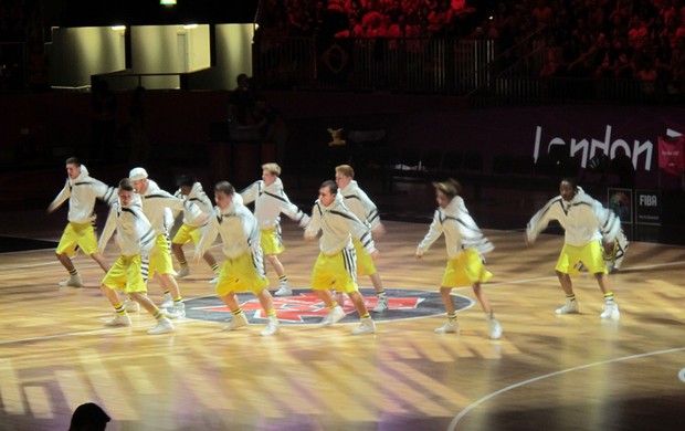 Apresentações de dança animam as arquibancadas da Arena de Basquete, em Londres (Foto: Lydia Gismondi / Globoesporte.com)