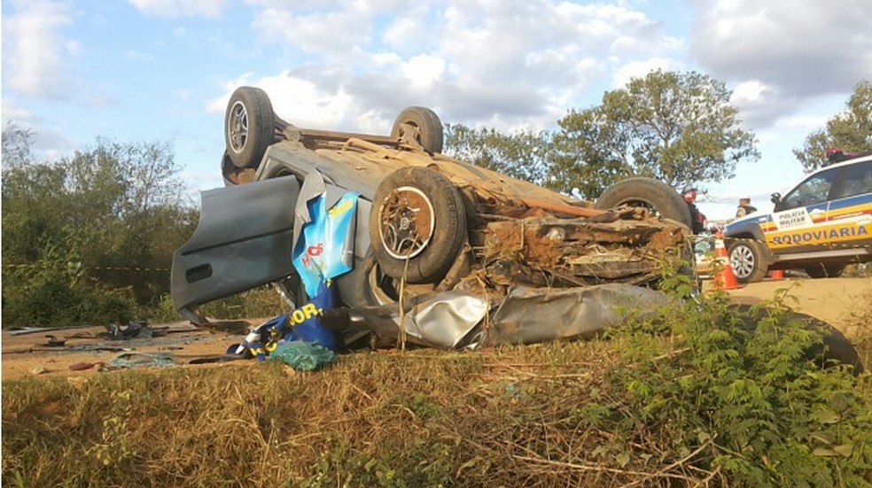 Três homens morreram em um capotamento na MG-161 neste domingo (30) (Foto: Polícia Militar/Divulgação)