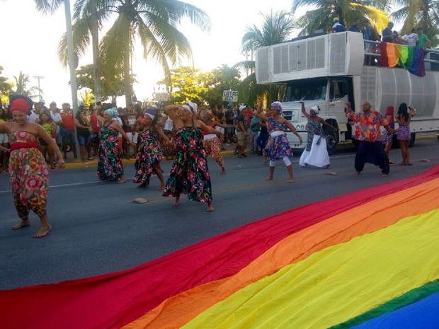 Marcha LGBT acontece na Praia da Pajuçara, em Maceió (Foto: Derek Gustavo/G1)