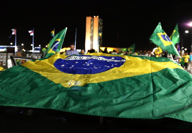 Bandeira do Brasil hasteada na Esplanada dos Ministérios está rasgada