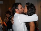 Marcelo Faria ganha beijo da mulher após estreia de peça