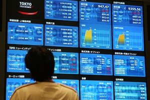 Investidor observa o painel de cotações da Bolsa de Tóquio Economia do Japão (Foto: Getty Images)