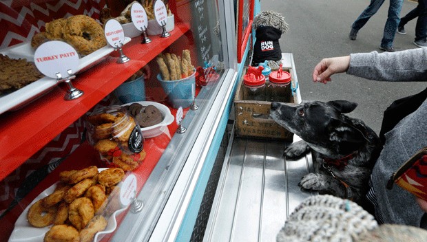 Cidade dos EUA tem food truck especializado em comida de cachorro (Foto: Ted S. Warren/AP) Cidade dos EUA tem food truck especializado em comida de cachorro (Foto: Ted S. Warren/AP)