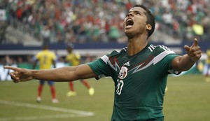 Giovani dos Santos já foi promessa de futuro craque. Não vingou, mas é bom o suficiente para ser o 10 do México. (Foto: JIM COWSERT/EFE)