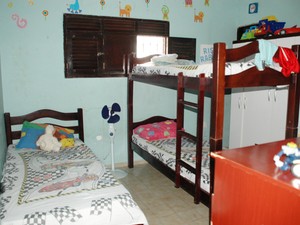 Um dos três quartos da 'Casa Lar' de Jacinta, onde dormem os meninos (Foto: Andréia Martins/G1)