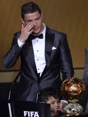 Cristiano Ronaldo leva Bola de Ouro de melhor jogador do mundo (Fabrice Coffrini/AFP)