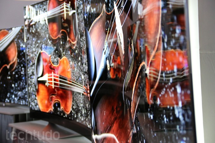 Nova TV OLED da LG com 77 polegadas pode ficar flat ou curvada (Foto: Fabrício Vitorino/TechTudo) Nova TV OLED da LG com 77 polegadas pode ficar flat ou curvada (Foto: Fabrício Vitorino/TechTudo)