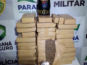 Polícia apreendeu 72 kg de maconha na PR-323 (Foto: Divulgação/ Polícia Rodoviária Estadual)