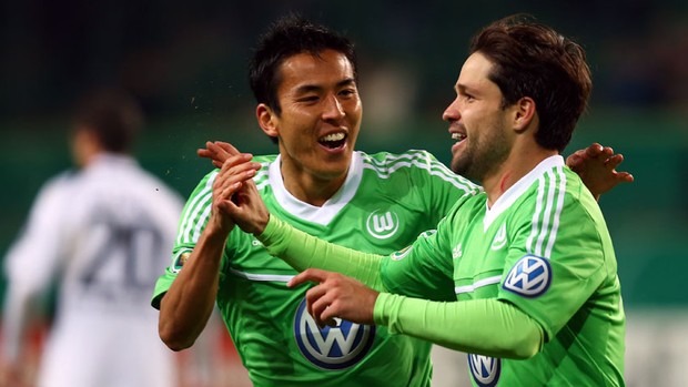 Diego e Hasebe em vitória do Wolfsburg pela Copa da Alemanha (Foto: Divulgação / Site oficial do Wolfsburg)