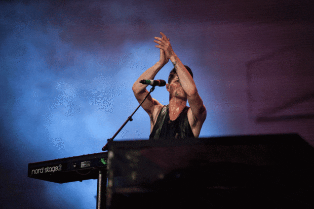 O vocalista do Script, Danny O'Donoghue, empolga o público do show da banda no Palco Mundo no Rock in Rio 2015 (Foto: Fabio Titio/G1)