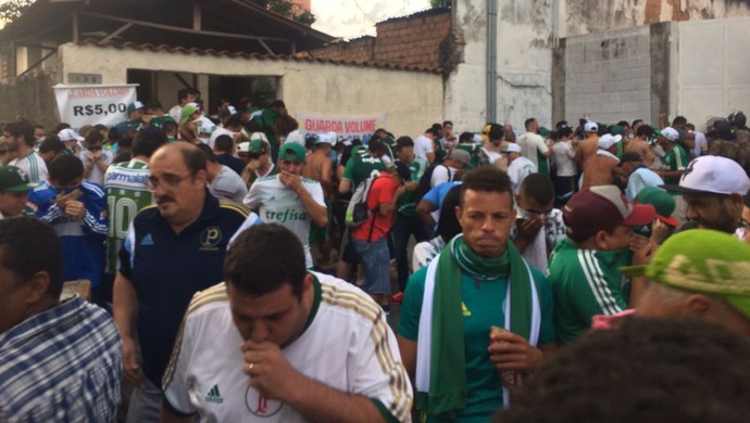 Pré-jogo de palmeirenses no Horto tem confusão e faixas de campeão