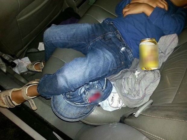 Menino foi encontrado dormindo em meio latas de cerveja (Foto: PRF/Divulgação)