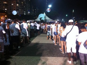 Por volta das 23h, a espera nas filas dos banheiros químicos mais próximos do palco principal de Copacabana era de, pelo menos, meia hora. (Foto: Daniel Silveira/G1)