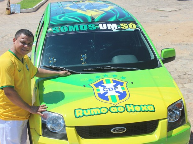 Carlos mostra com orgulho carro que enfeitou especialmente para Copa do Mundo (Foto: Gil Oliveira/ G1 PI)