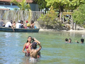 Tour pelo centro histórico de Itaparica começa com travessia por águas de encontro do rio com o mar (Foto: Josemar Pereira/Ag Haack)