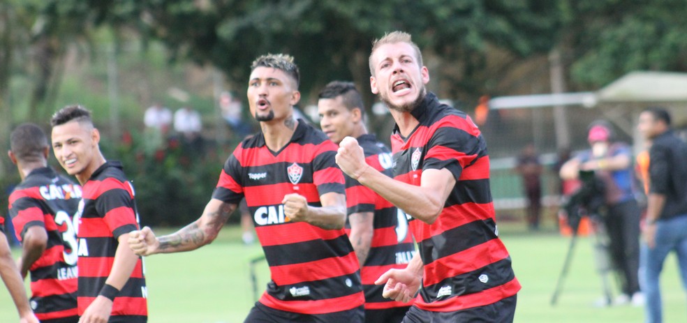 Kieza e Uillian Correia comemoram o primeiro gol do Vitória contra o Atlético-MG (Foto: Maurícia da Matta/Divulgação/EC Vitória)