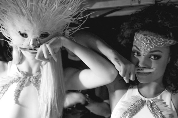 bailarinas_de_beyonce_fazem_bigode_gross