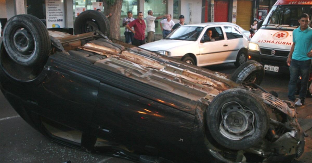 G Motorista Preso Ap S Bater Em Quatro Carros E Capotar Ve Culo