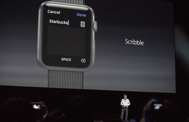 Kevin Lynch, vice-presidente de tecnologia da Apple, apresenta o novo watchOS 3. (Foto: Andrew Burton/France Presse)