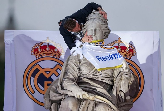 Sergio Ramos Deusa Cibeles Real Madrid (Foto: Twitter oficial Liga dos CampeÃƒÂµes)