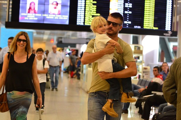 Fernanda Lima e Rodrigo Hilbert no aeroporto (Foto: FotoRioNews / William Oda)
