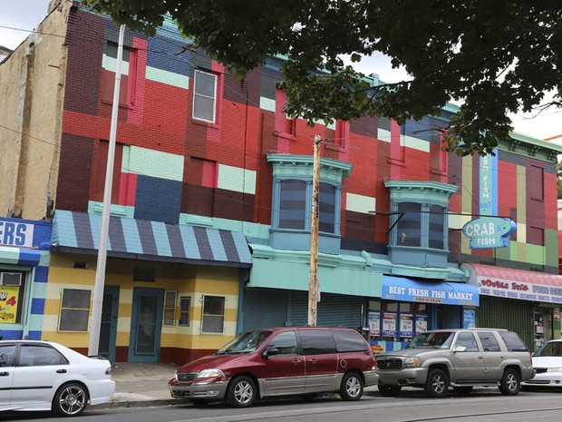 O Favela Painting inspirou a restauração de casas degradadas na Philadelphia, nos Estados Unidos  (Foto: Divulgação/Fundação Favela Painting)