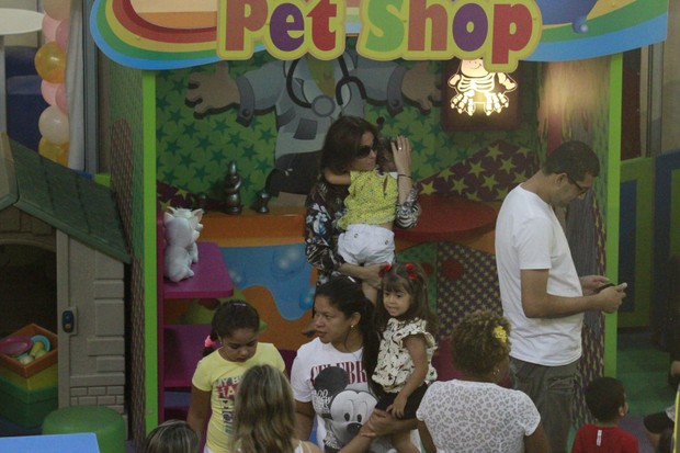 Giovanna Antonelli com as filhas em shopping do Rio (Foto: Dilson Silva / AgNews)