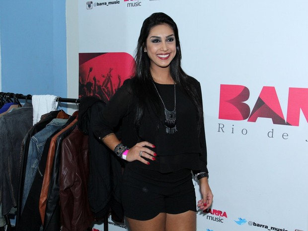 Ex-BBB Amanda em show no Rio (Foto: Alex Palarea/ Ag. News)