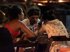 Depois de praia, Caio Castro vai a restaurante com amigas