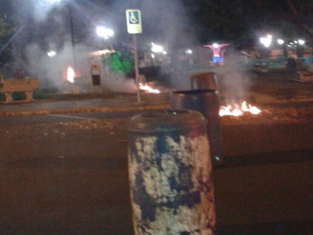 Moradores colocaram fogo em objetos em praça e queimaram ônibus em Conchal (Foto: G1)