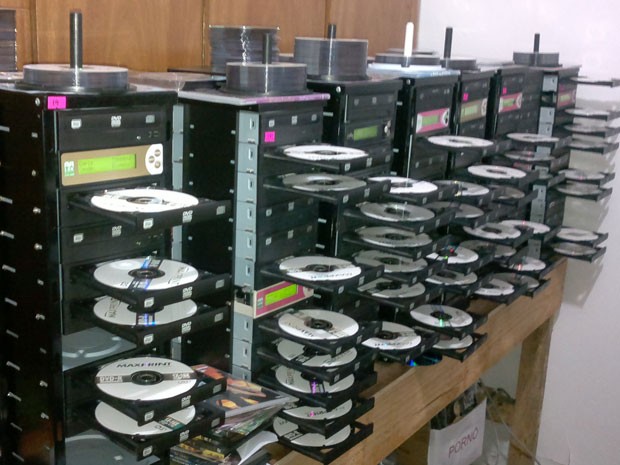 Em PE, polícia fecha fábrica capaz de produzir 30 mil DVDs piratas por dia (Foto: Divulgação / Polícia Civil)