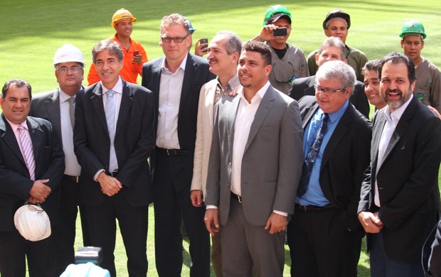 Valcke e autoridades no Mané Garrincha (Foto: Fabrício Marques)