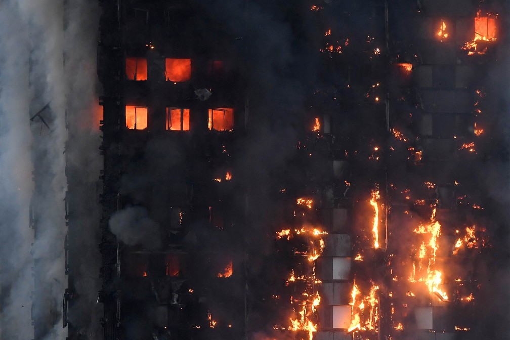 Fogo toma conta de andares de um prédio residencial em Londres, na Inglaterra (Foto: Toby Melville/Reuters)