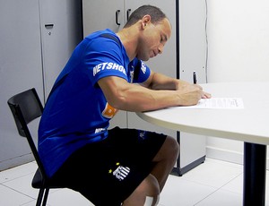 Léo renova contrato com o Santos (Foto: Fabio Maradei / Divulgação Santos FC)