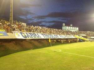 Mesmo com o apoio da torcida, Palmas não marcou contra o Tocantinópolis no Nilton Santos em partida pelas semifinais (Foto: Camila Rodrigues/GloboEsporte.com)