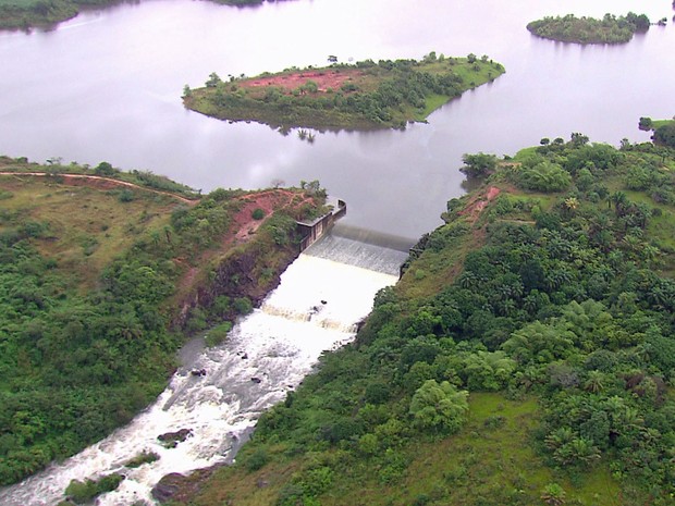 Barragem de Pirapama, no Cabo de Santo Agostinho, está no limite de sua capacidade (Foto: Reprodução / TV Globo)