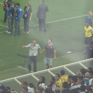 Torcedores invadiram o gramado ao fim da partida (Foto: Rodrigo Faber)