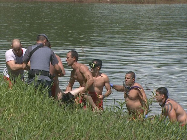 Bombeiros socorrem homem que se afogou na Lagoa do Saibro, em Ribeirão Preto, SP (Foto: Sérgio Oliveira/EPTV)