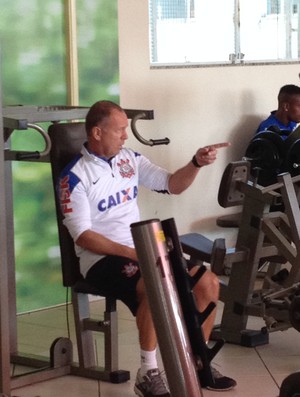 Sob os olhares de Mano, Corinthians faz dia de treinos físicos no interior