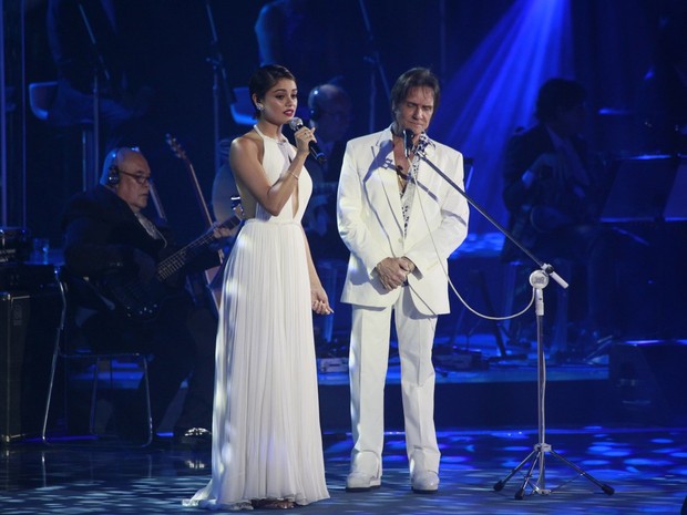 Sophie Charlotte canta com Roberto Carlos em show no Rio (Foto: Isac Luz/ EGO) Sophie Charlotte canta com Roberto Carlos em show no Rio (Foto: Isac Luz/ EGO)