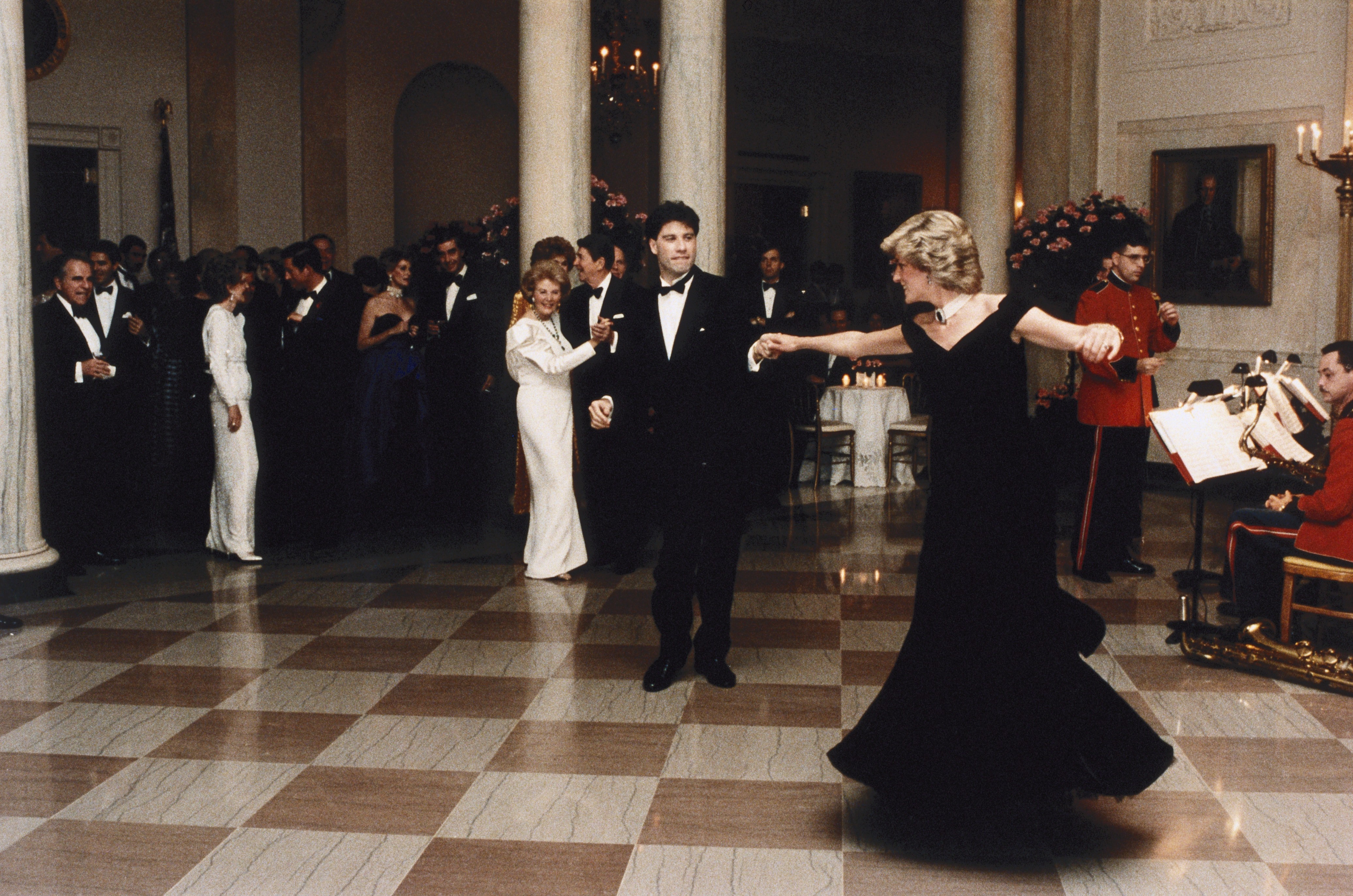 John Travolta e Lady Diana Spencer dançaram juntos durante evento na Casa Branca, nos Estados Unidos (Foto: Getty Images)